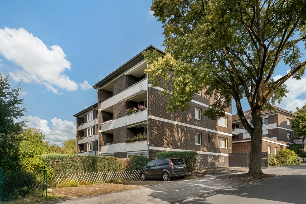 Eigentümerpaar erhält Wohnungsschlüssel in einem Mehrfamilienhaus