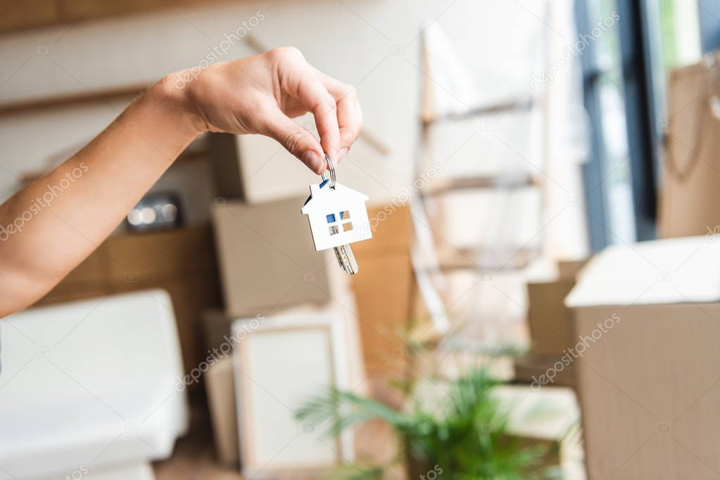 Eigentümer hält Wohnungsschlüssel in der Hand