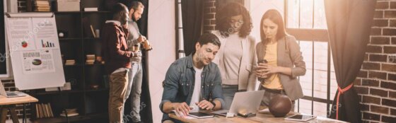Moderner Arbeitsplatz als Symbol für strukturierte und digitale Arbeitsweise