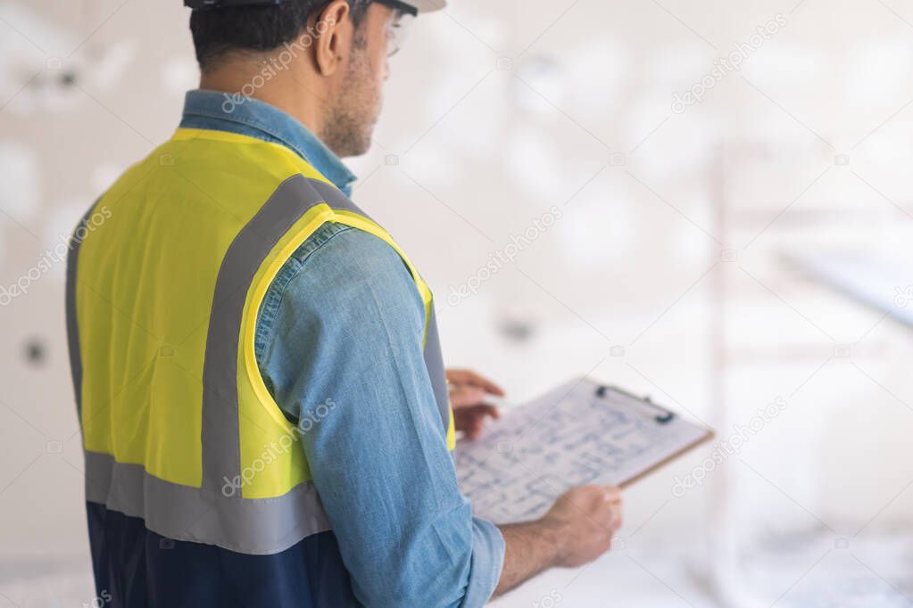Objektbegehung einer Wohnung mit Checkliste
